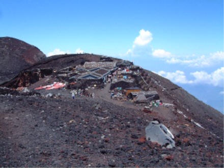 First buildings at the rim.